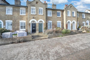 Charming Church Walk, Long Melford - 2 bedroom property with parking